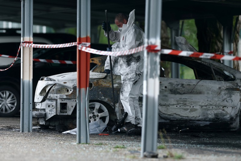 Polisi memeriksa salah satu kendaraan yang terbakar pada area parkir penjara Tarascon di Avignon, Prancis, Rabu (16/4/2025). (REUTERS/Manon Cruz)