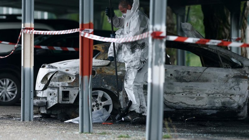 Polisi memeriksa salah satu kendaraan yang terbakar pada area parkir penjara Tarascon di Avignon, Prancis, Rabu (16/4/2025). (REUTERS/Manon Cruz)