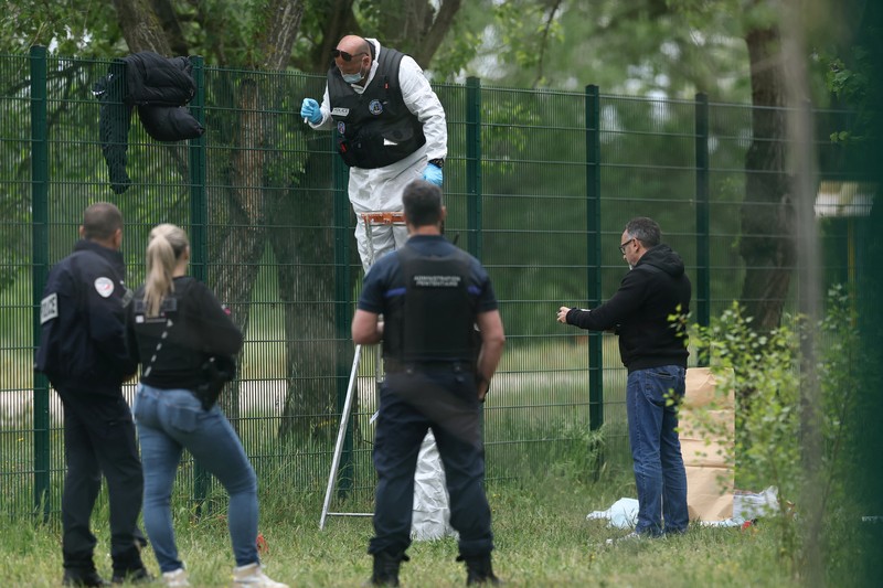 Polisi memeriksa salah satu kendaraan yang terbakar pada area parkir penjara Tarascon di Avignon, Prancis, Rabu (16/4/2025). (REUTERS/Manon Cruz) Polisi memeriksa salah satu kendaraan yang terbakar pada area parkir penjara Tarascon di Avignon, Prancis, Rabu (16/4/2025). (REUTERS/Manon Cruz)