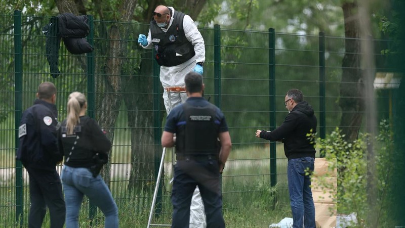 Polisi memeriksa salah satu kendaraan yang terbakar pada area parkir penjara Tarascon di Avignon, Prancis, Rabu (16/4/2025). (REUTERS/Manon Cruz)