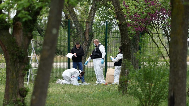 Polisi memeriksa salah satu kendaraan yang terbakar pada area parkir penjara Tarascon di Avignon, Prancis, Rabu (16/4/2025). (REUTERS/Manon Cruz)