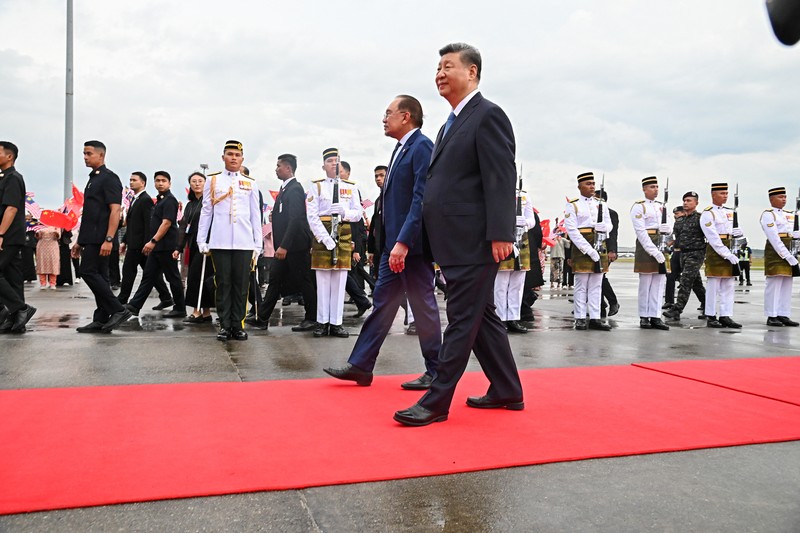 Presiden China Xi Jinping disambut oleh Perdana Menteri Malaysia Anwar Ibrahim saat tiba di Kuala Lumpur pada Selasa (15/4) untuk memulai kunjungan resmi ke negara tersebut. Presiden China Xi Jinping disambut oleh Perdana Menteri Malaysia Anwar Ibrahim saat tiba di Kuala Lumpur pada Selasa (15/4) untuk memulai kunjungan resmi ke negara tersebut. (Instagram/anwaribrahim_my)