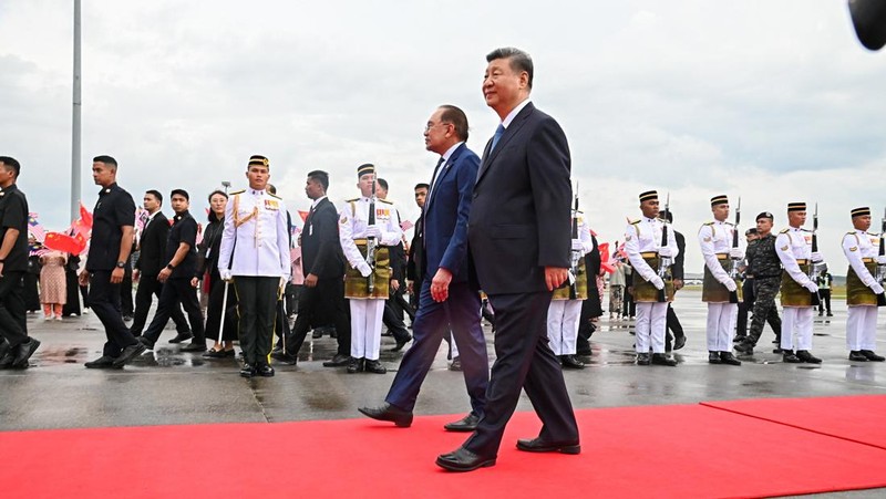 Presiden China Xi Jinping disambut oleh Perdana Menteri Malaysia Anwar Ibrahim saat tiba di Kuala Lumpur pada Selasa (15/4) untuk memulai kunjungan resmi ke negara tersebut. (Instagram/anwaribrahim_my)