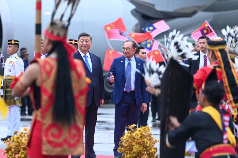 Presiden China Xi Jinping disambut oleh Perdana Menteri Malaysia Anwar Ibrahim saat tiba di Kuala Lumpur pada Selasa (15/4) untuk memulai kunjungan resmi ke negara tersebut. Presiden China Xi Jinping disambut oleh Perdana Menteri Malaysia Anwar Ibrahim saat tiba di Kuala Lumpur pada Selasa (15/4) untuk memulai kunjungan resmi ke negara tersebut. (Instagram/anwaribrahim_my)