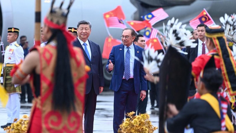 Presiden China Xi Jinping disambut oleh Perdana Menteri Malaysia Anwar Ibrahim saat tiba di Kuala Lumpur pada Selasa (15/4) untuk memulai kunjungan resmi ke negara tersebut. (Instagram/anwaribrahim_my)