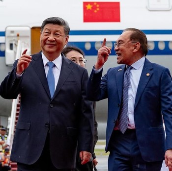 Potret Mesra Xi Jinping & Anwar Ibrahim, Saling Tatap-Saling Tunjuk