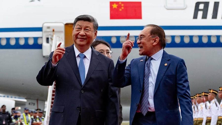 Presiden China Xi Jinping disambut oleh Perdana Menteri Malaysia Anwar Ibrahim saat tiba di Kuala Lumpur pada Selasa (15/4) untuk memulai kunjungan resmi ke negara tersebut. (Instagram/anwaribrahim_my)