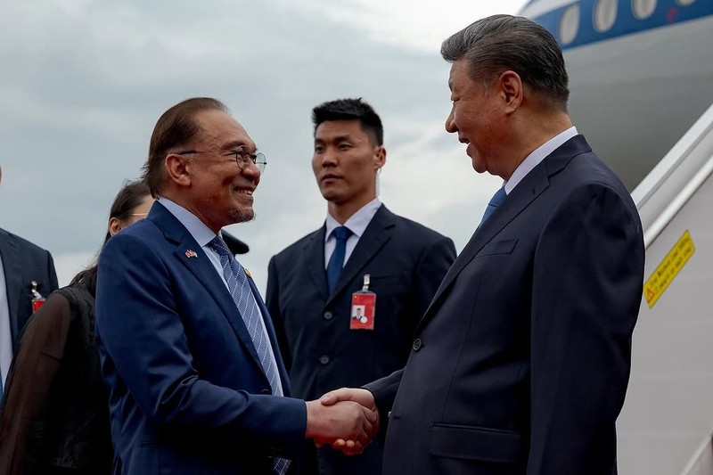 Presiden China Xi Jinping disambut oleh Perdana Menteri Malaysia Anwar Ibrahim saat tiba di Kuala Lumpur pada Selasa (15/4) untuk memulai kunjungan resmi ke negara tersebut. Presiden China Xi Jinping disambut oleh Perdana Menteri Malaysia Anwar Ibrahim saat tiba di Kuala Lumpur pada Selasa (15/4) untuk memulai kunjungan resmi ke negara tersebut. (Instagram/anwaribrahim_my)