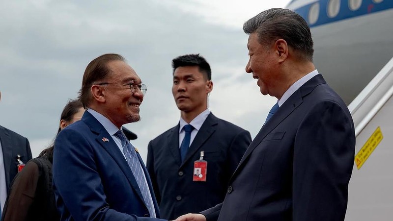 Presiden China Xi Jinping disambut oleh Perdana Menteri Malaysia Anwar Ibrahim saat tiba di Kuala Lumpur pada Selasa (15/4) untuk memulai kunjungan resmi ke negara tersebut. (Instagram/anwaribrahim_my)