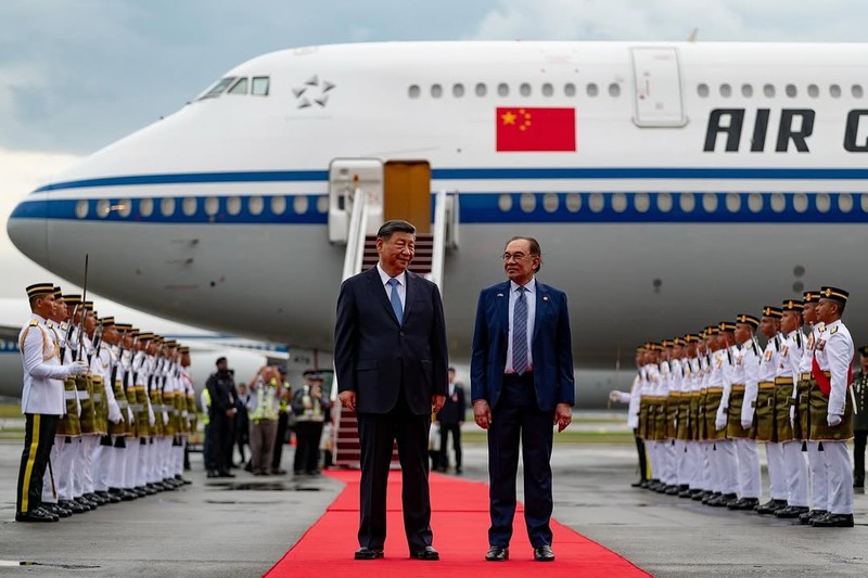 Presiden China Xi Jinping disambut oleh Perdana Menteri Malaysia Anwar Ibrahim saat tiba di Kuala Lumpur pada Selasa (15/4) untuk memulai kunjungan resmi ke negara tersebut. Presiden China Xi Jinping disambut oleh Perdana Menteri Malaysia Anwar Ibrahim saat tiba di Kuala Lumpur pada Selasa (15/4) untuk memulai kunjungan resmi ke negara tersebut. (Instagram/anwaribrahim_my)