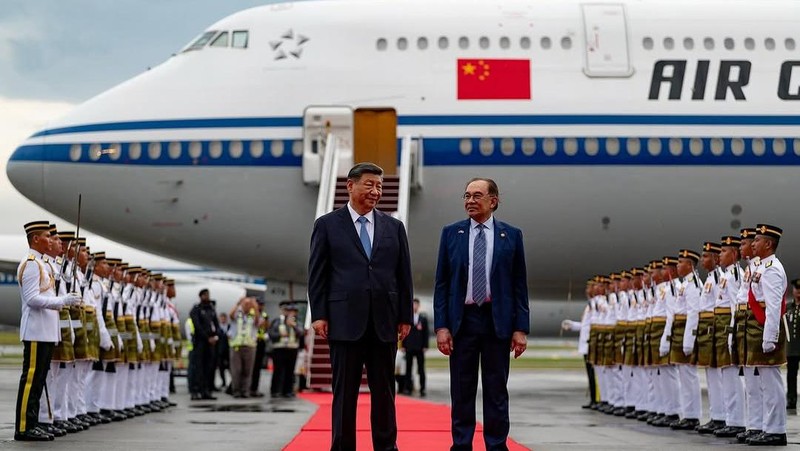 Presiden China Xi Jinping disambut oleh Perdana Menteri Malaysia Anwar Ibrahim saat tiba di Kuala Lumpur pada Selasa (15/4) untuk memulai kunjungan resmi ke negara tersebut. (Instagram/anwaribrahim_my)