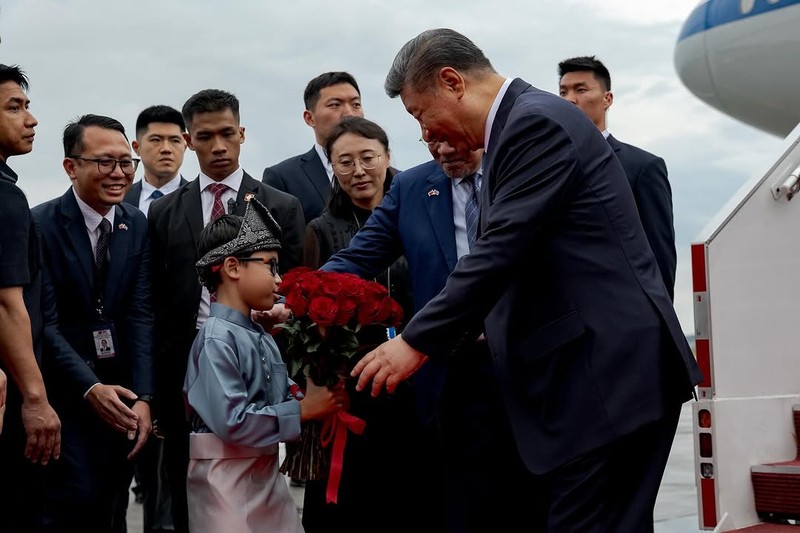 Presiden China Xi Jinping disambut oleh Perdana Menteri Malaysia Anwar Ibrahim saat tiba di Kuala Lumpur pada Selasa (15/4) untuk memulai kunjungan resmi ke negara tersebut. Presiden China Xi Jinping disambut oleh Perdana Menteri Malaysia Anwar Ibrahim saat tiba di Kuala Lumpur pada Selasa (15/4) untuk memulai kunjungan resmi ke negara tersebut. (Instagram/anwaribrahim_my)