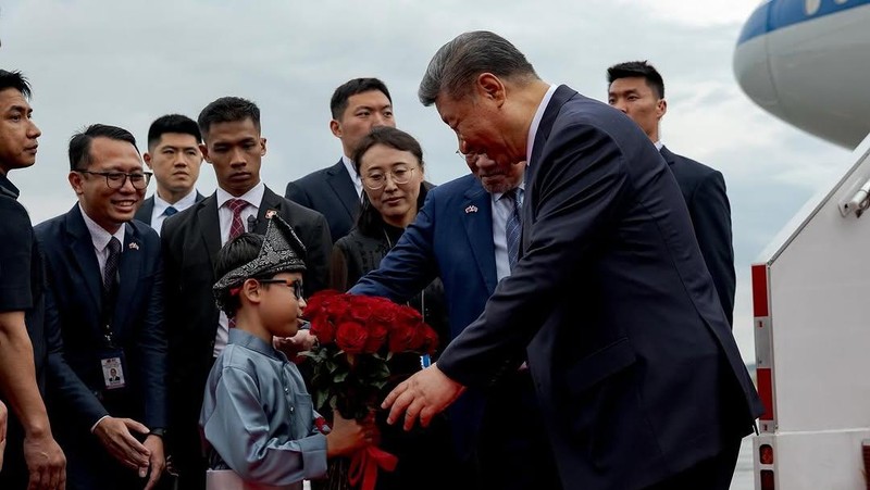 Presiden China Xi Jinping disambut oleh Perdana Menteri Malaysia Anwar Ibrahim saat tiba di Kuala Lumpur pada Selasa (15/4) untuk memulai kunjungan resmi ke negara tersebut. (Instagram/anwaribrahim_my)