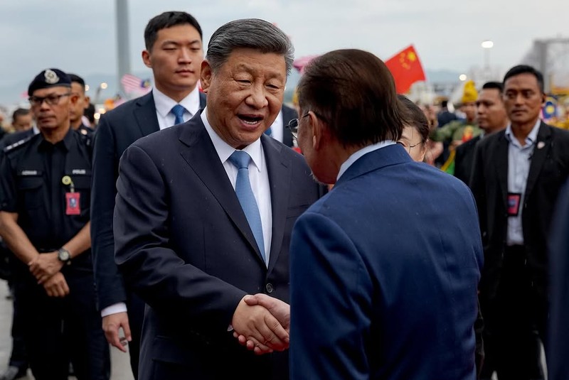 Presiden China Xi Jinping disambut oleh Perdana Menteri Malaysia Anwar Ibrahim saat tiba di Kuala Lumpur pada Selasa (15/4) untuk memulai kunjungan resmi ke negara tersebut. (Instagram/anwaribrahim_my)