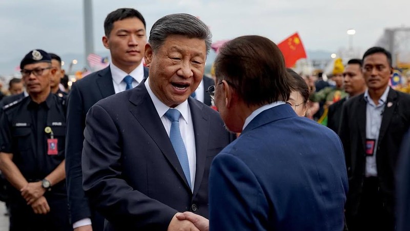 Presiden China Xi Jinping disambut oleh Perdana Menteri Malaysia Anwar Ibrahim saat tiba di Kuala Lumpur pada Selasa (15/4) untuk memulai kunjungan resmi ke negara tersebut. (Instagram/anwaribrahim_my)