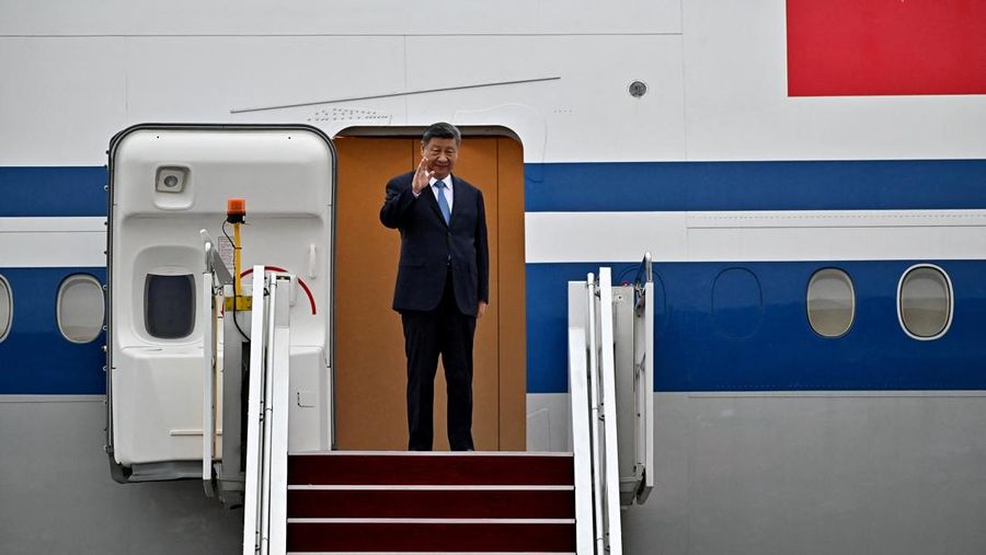 Presiden China Xi Jinping melambaikan tangan saat tiba untuk kunjungan kenegaraan tiga hari, di Bandara Internasional Kuala Lumpur, di Sepang, Malaysia, 15 April 2025. (Shaiful Nizal Ismail/ Department of Information Malaysia/Handout via REUTERS)