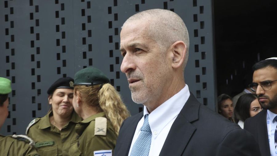 Ronen Bar, kepala badan keamanan domestik Israel Shin Bet, menghadiri upacara yang menandai Hari Peringatan bagi prajurit yang gugur dalam perang Israel dan korban serangan di pemakaman militer Gunung Herzl di Yerusalem, 13 Mei 2024. (Gil Cohen-Magen/AP/File Foto)