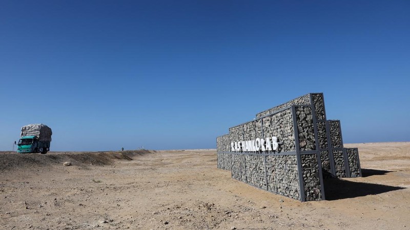 Pemandangan tanda yang dikelilingi penghalang yang terbuat dari tongkat kayu di depan pantai Ras Hankorab di Taman Nasional Wadi el-Gemal, rumah bagi salah satu ekosistem laut terakhir yang masih alami di negara ini dengan air sebening kristal dan pasir putih, di pantai Laut Merah Mesir selatan di Marsa Alam, Mesir 23 Maret 2025. (REUTERS/Stringer)