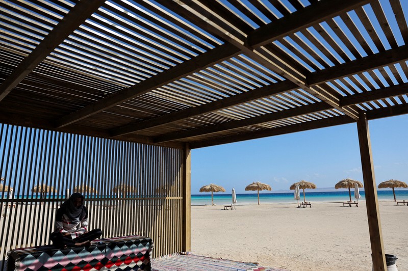 Pemandangan tanda yang dikelilingi penghalang yang terbuat dari tongkat kayu di depan pantai Ras Hankorab di Taman Nasional Wadi el-Gemal, rumah bagi salah satu ekosistem laut terakhir yang masih alami di negara ini dengan air sebening kristal dan pasir putih, di pantai Laut Merah Mesir selatan di Marsa Alam, Mesir 23 Maret 2025. (REUTERS/Stringer)