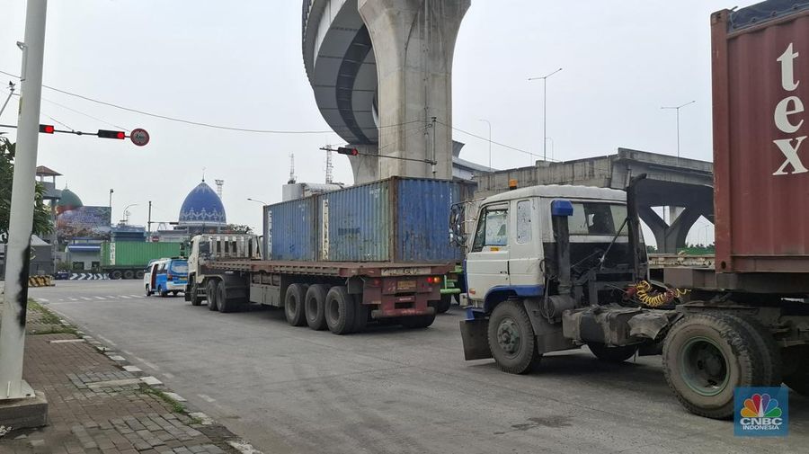 Truk kontainer di Pelabuhan Tanjung Priok di tengah isu kena palak ormas dan preman. (²©²ÊÍøÕ¾/Chandra Dwi)