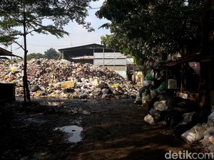 Sampah Kembali Menggunung di Pasar Ciwastra Bandung