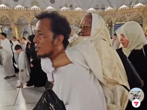 Alasan Mulia Pria Pasuruan Gendong Ibu Saat Tawaf di Masjidil Haram