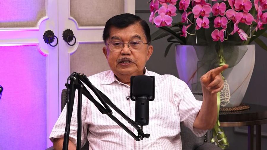Wakil Presiden ke-10 Jusuf Kalla dalam program CNBC Indonesia Cuap Cuap Cuan di Jakarta, (11/4/2025). (CNBC Indonesia TV)