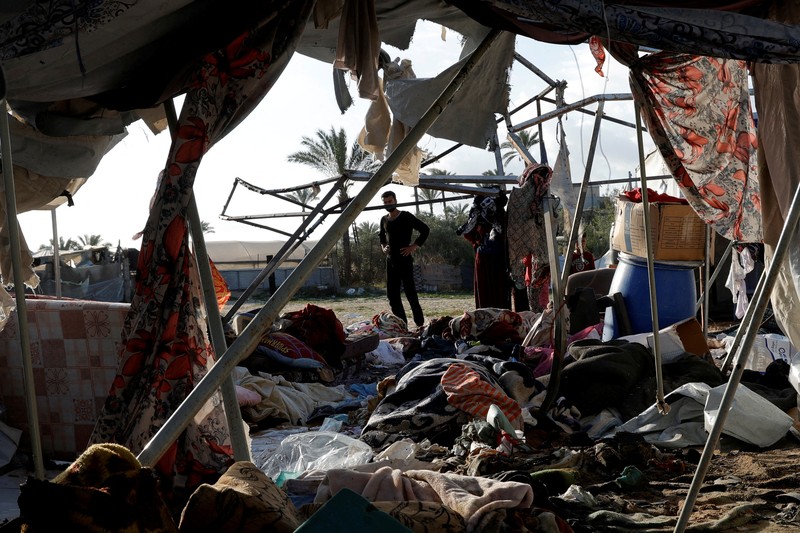 Warga Palestina memeriksa kerusakan di lokasi serangan Israel terhadap tenda yang menampung orang-orang terlantar, di Khan Younis di Jalur Gaza selatan, 15 April 2025. Warga Palestina memeriksa kerusakan di lokasi serangan Israel terhadap tenda yang menampung orang-orang terlantar, di Khan Younis di Jalur Gaza selatan, 15 April 2025. (REUTERS/Hatem Khaled)