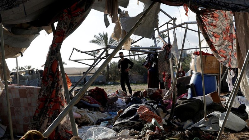 Warga Palestina memeriksa kerusakan di lokasi serangan Israel terhadap tenda yang menampung orang-orang terlantar, di Khan Younis di Jalur Gaza selatan, 15 April 2025. (REUTERS/Hatem Khaled)
