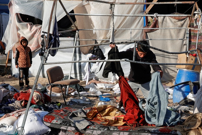 Warga Palestina memeriksa kerusakan di lokasi serangan Israel terhadap tenda yang menampung orang-orang terlantar, di Khan Younis di Jalur Gaza selatan, 15 April 2025. Warga Palestina memeriksa kerusakan di lokasi serangan Israel terhadap tenda yang menampung orang-orang terlantar, di Khan Younis di Jalur Gaza selatan, 15 April 2025. (REUTERS/Hatem Khaled)