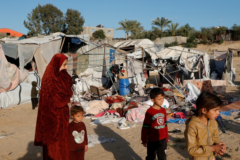 Warga Palestina memeriksa kerusakan di lokasi serangan Israel terhadap tenda yang menampung orang-orang terlantar, di Khan Younis di Jalur Gaza selatan, 15 April 2025. Warga Palestina memeriksa kerusakan di lokasi serangan Israel terhadap tenda yang menampung orang-orang terlantar, di Khan Younis di Jalur Gaza selatan, 15 April 2025. (REUTERS/Hatem Khaled)