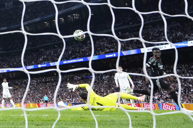 Pemain Arsenal merayakan kemenangan atas Real Madrid 2-1 dalam pertandingan leg kedua perempat final Liga Champions di stadion Santiago Bernabeu di Madrid, Rabu, 16 April 2025. (AP Photo/Manu Fernandez)