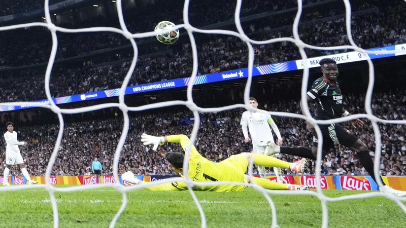 Pemain Arsenal merayakan kemenangan atas Real Madrid 2-1 dalam pertandingan leg kedua perempat final Liga Champions di stadion Santiago Bernabeu di Madrid, Rabu, 16 April 2025. (AP Photo/Manu Fernandez)