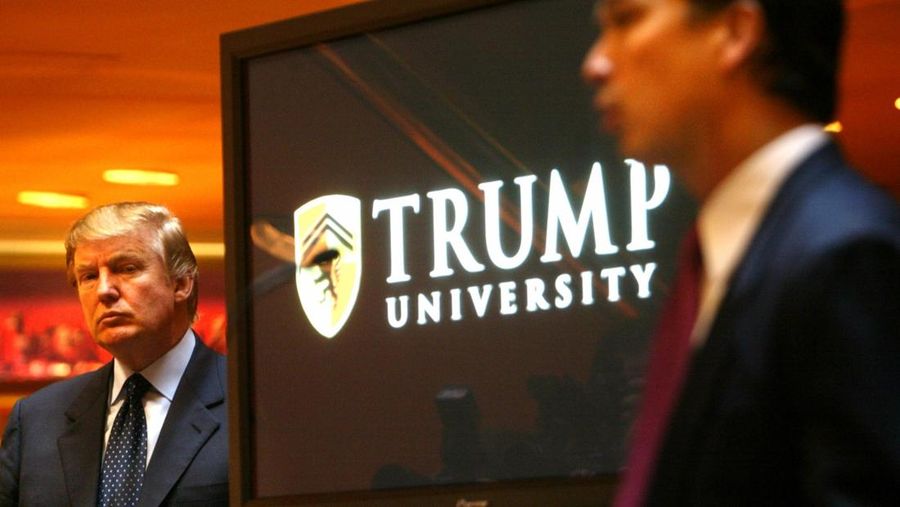 Dalam foto arsip Senin 23 Mei 2005 ini, Donald Trump, kiri, mendengarkan saat Michael Sexton memperkenalkannya untuk mengumumkan pendirian Trump University pada konferensi pers di New York, AS. (AP Photo/Bebeto Matthews/File Foto)