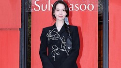 7 Gaya Anggun nan Elegan Im Yoona, Pakai Setelan Blazer Hitam Berhias Kristal