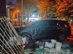 Innova Ugal-ugalan Tabrak Mobil-Motor dan Hantam Toko di Demangan Jogja