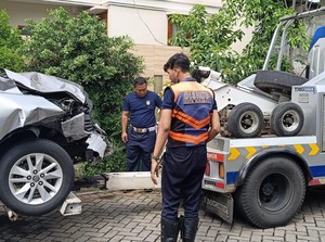 Innova Tabrak Sedan dan 2 Motor di Surabaya, Pengemudinya Kabur