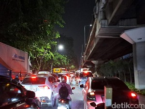 Jalan Yos Sudarso ke Pelabuhan Priok Masih Macet Parah Malam Ini, Lalin Stuck