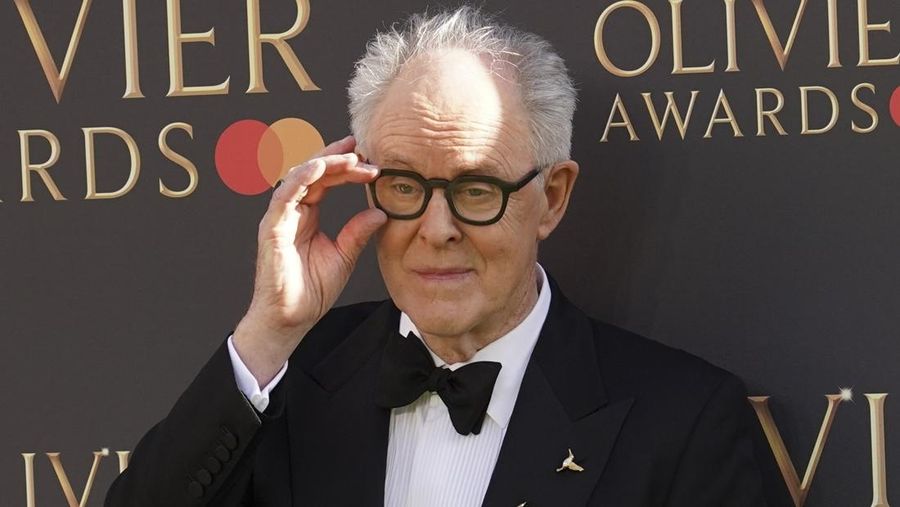 John Lithgow berpose saat tiba di Olivier Awards pada hari Minggu, 6 April 2025, di London. (Photo by Alberto Pezzali/Invision/AP)