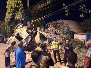 Rem Blong, Truk di Lamongan Terguling Usai Tabrak Motor, Warung dan Gapura