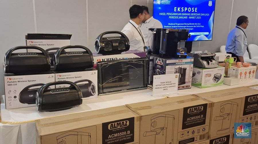 Kementerian Perdagangan Melakukan Sidak Terhadap Produk Barang dan Jasa yang Dalam Pengawasan Karena Tidak Memenuhi Beberapa Standar. (CNBC Indonesia/Chandra Dwi)