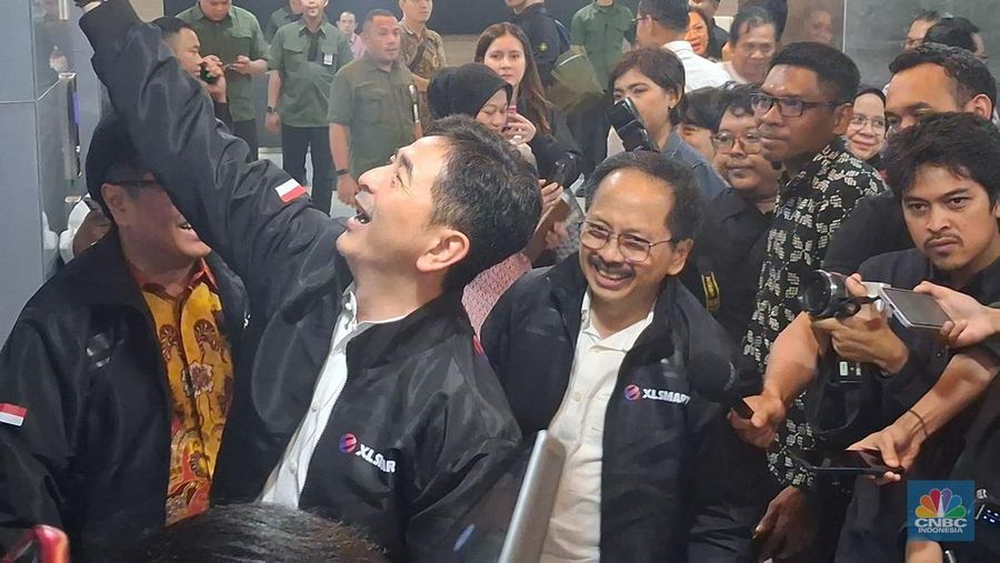 Komisaris Utama XL Smart Arsjad Rasjid dan Direktur XL Smart Merza Fachys di Kementerian Komdigi, Jakarta, Kamis (17/4/2025). (CNBC Indonesia/Intan)