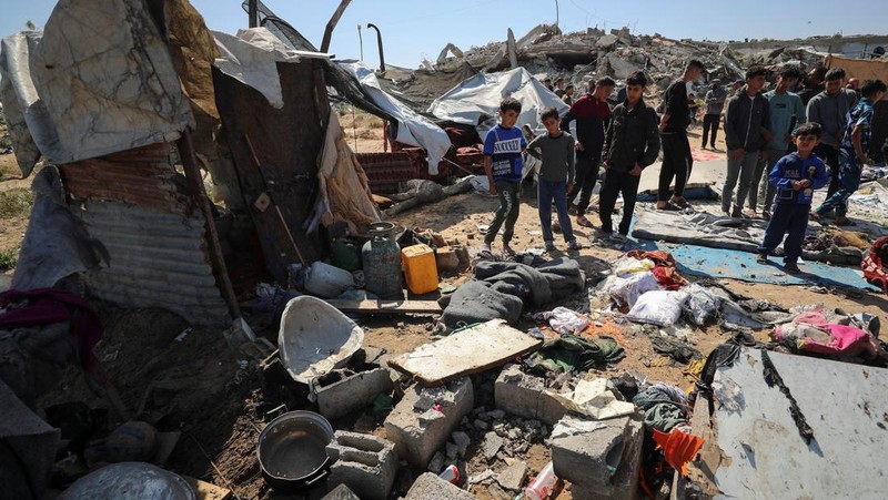 Kondisi usai serangan udara Israel di kamp pengungsi Jabalia, Jalur Gaza utara, Kamis (17/4/2025). 
(REUTERS/Mahmoud Issa)