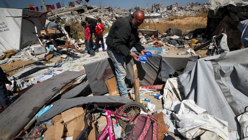 Kondisi usai serangan udara Israel di kamp pengungsi Jabalia, Jalur Gaza utara, Kamis (17/4/2025). 
(REUTERS/Mahmoud Issa)
