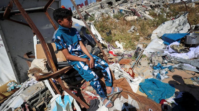 Kondisi usai serangan udara Israel di kamp pengungsi Jabalia, Jalur Gaza utara, Kamis (17/4/2025). 
(REUTERS/Mahmoud Issa)