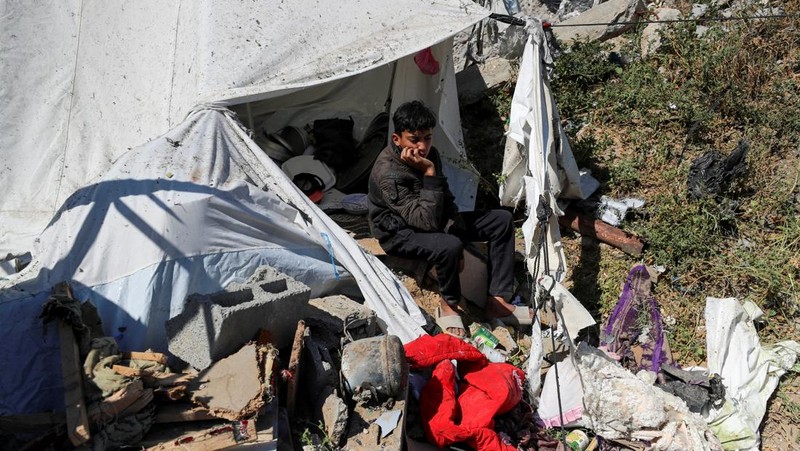 Kondisi usai serangan udara Israel di kamp pengungsi Jabalia, Jalur Gaza utara, Kamis (17/4/2025). 
(REUTERS/Mahmoud Issa)