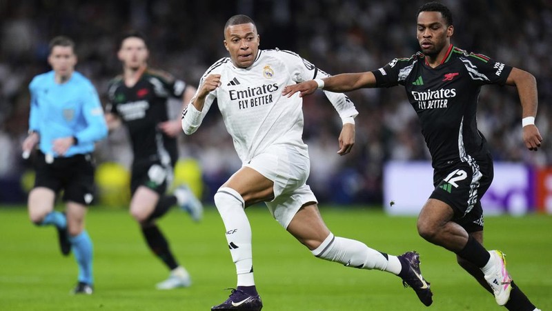 Pemain Arsenal merayakan kemenangan atas Real Madrid 2-1 dalam pertandingan leg kedua perempat final Liga Champions di stadion Santiago Bernabeu di Madrid, Rabu, 16 April 2025. (AP Photo/Manu Fernandez)