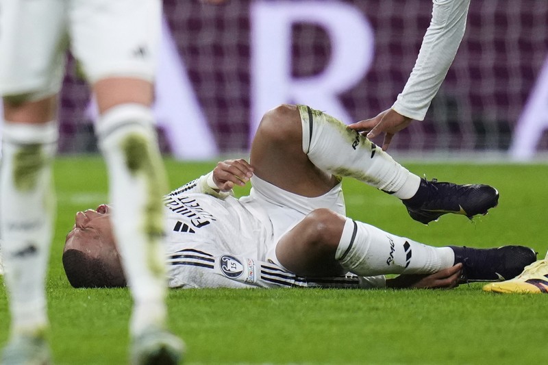 Pemain Arsenal merayakan kemenangan atas Real Madrid 2-1 dalam pertandingan leg kedua perempat final Liga Champions di stadion Santiago Bernabeu di Madrid, Rabu, 16 April 2025. Pemain Arsenal merayakan kemenangan atas Real Madrid 2-1 dalam pertandingan leg kedua perempat final Liga Champions di stadion Santiago Bernabeu di Madrid, Rabu, 16 April 2025. (AP Photo/Manu Fernandez)