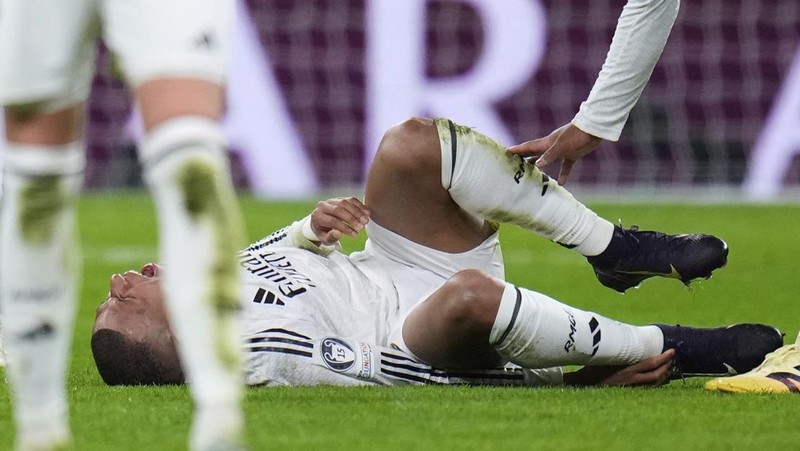 Pemain Arsenal merayakan kemenangan atas Real Madrid 2-1 dalam pertandingan leg kedua perempat final Liga Champions di stadion Santiago Bernabeu di Madrid, Rabu, 16 April 2025. (AP Photo/Manu Fernandez)