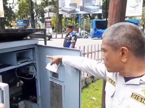 Video: Lampu Merah Depan Masjid Raya Sumbar Mati, Ternyata Mesinnya Dicuri Maling